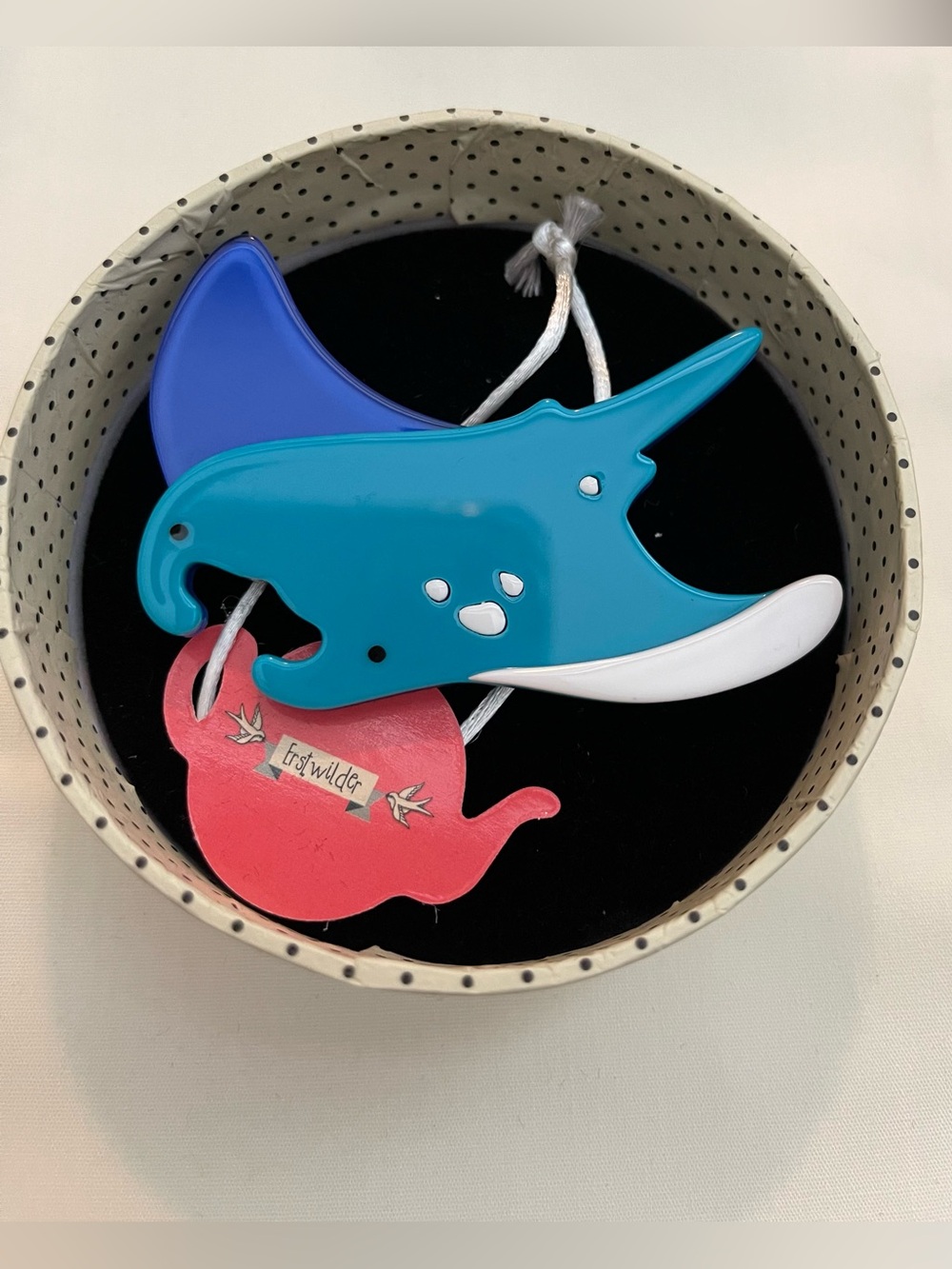 Erstwilder - A Manta’s Mantra - Stingray Manta Ray Brooch Pin - Picture 4 of 7